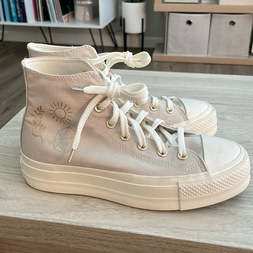 Chuck Taylor All Star Move Platform Golden Elements. Never worn. Size 7.5